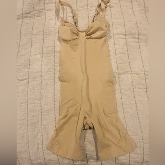 Skims Seamless Sculpt Mid Thigh Bodysuit - Picture 3 of 6